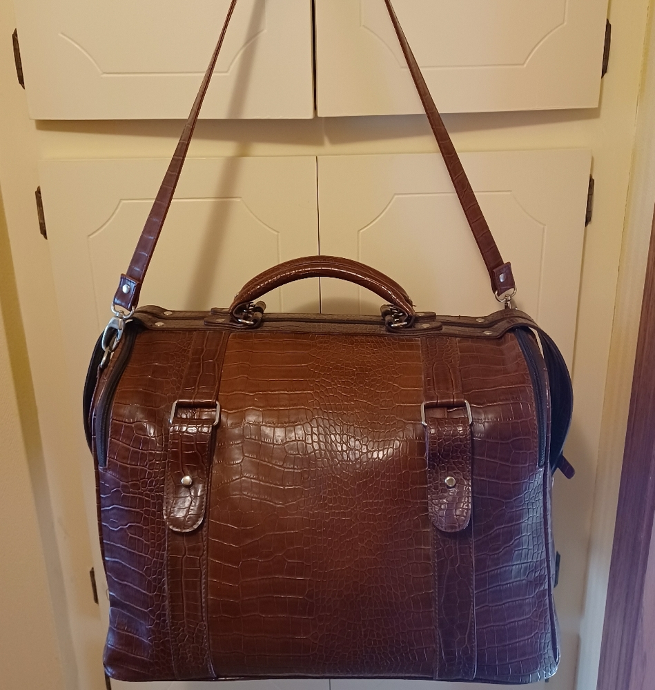 Almost New BATH & BODY WORKS LEATHER OVER NIGHT BAG!